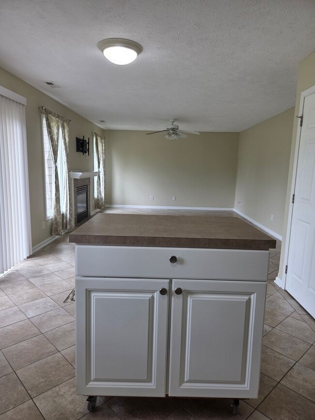 Building Photo - Beautiful 3-bedroom house available now