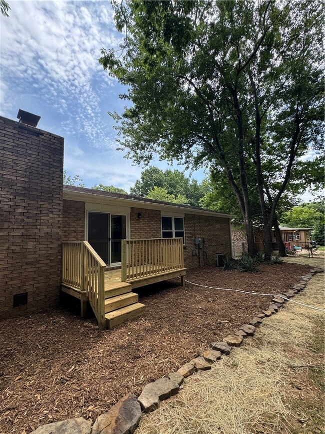 Building Photo - 1841 Seminole Ct