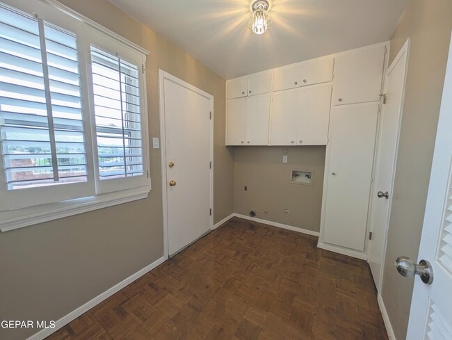 Building Photo - 612 Somerset Dr
