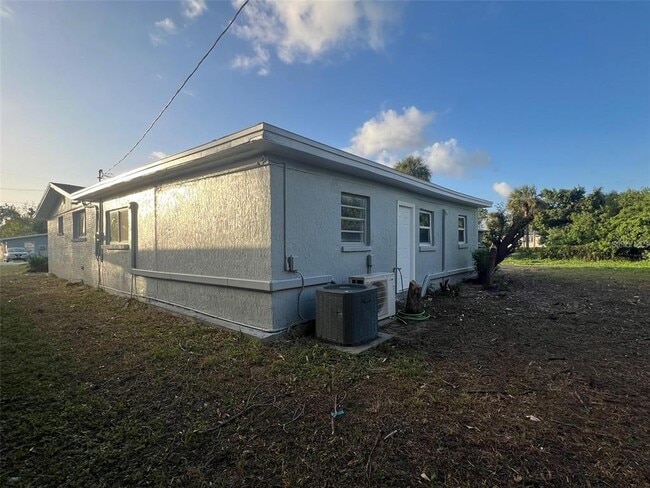 Building Photo - 614 Paw Paw St