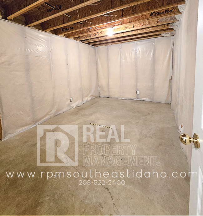 Building Photo - Spacious & Updated 2 Bedroom, 2 Bathroom Twin Home in Ammon with Fenced Backyard and Hookups (Ida...