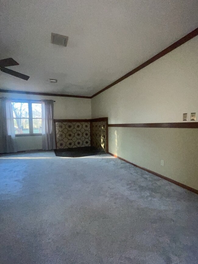 Building Photo - 3 Bedroom 2 Bathroom