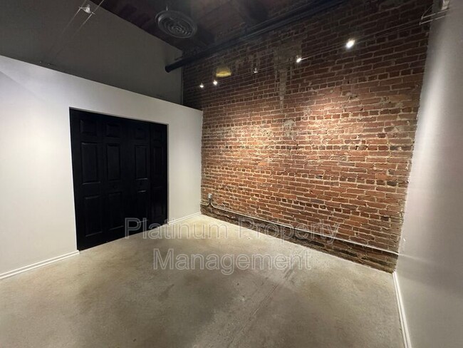 Building Photo - 326 Nelson St SW