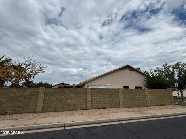 Building Photo - 820 N Owl Dr