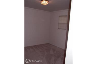 Building Photo - Spacious townhouse, walk to METRO, pool, parking, all you could want!