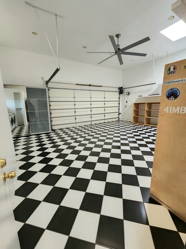 Building Photo - Spacious North Hollywood Home with Guest S...