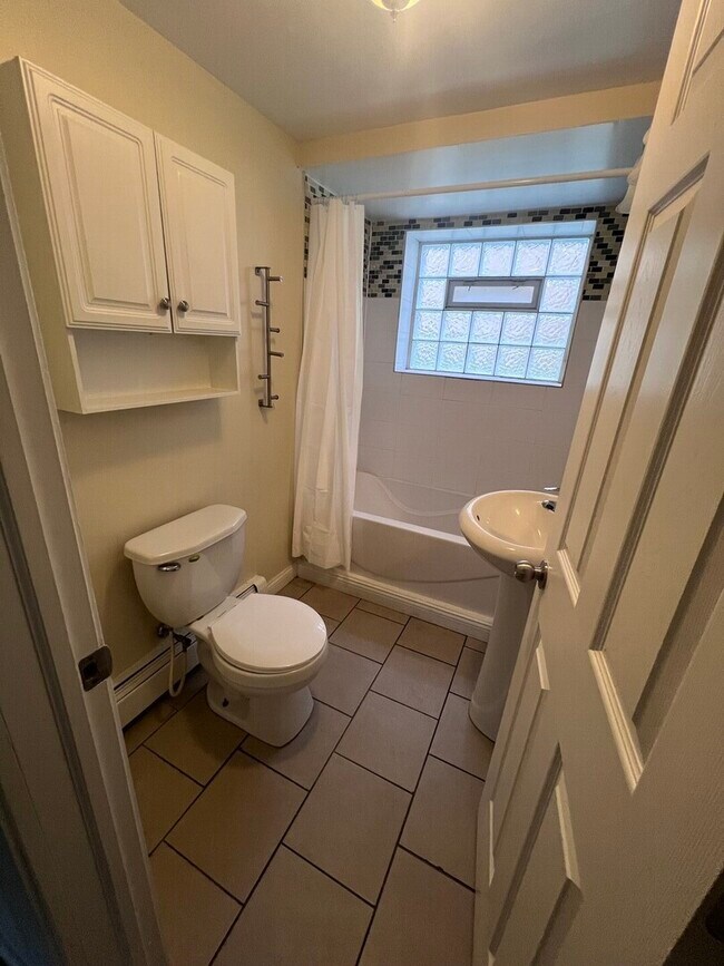 Building Photo - 1946 Euclid Ave