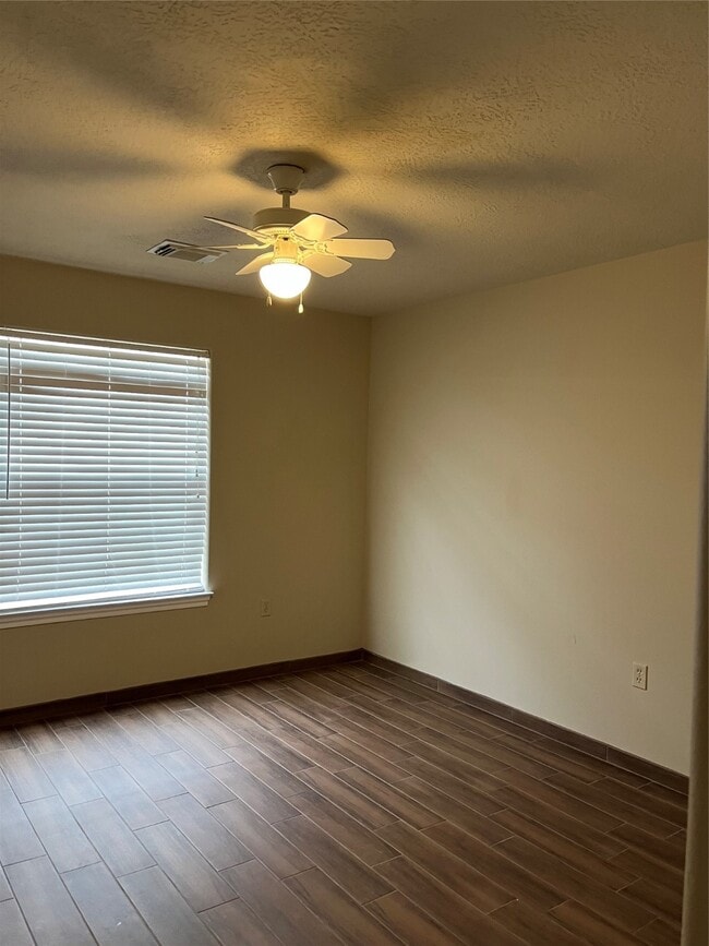 Building Photo - 321 Holiday St