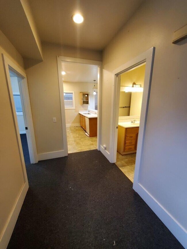 Building Photo - 7 Bed/2 Bath Unit in a Nice Duplex near UW Campus