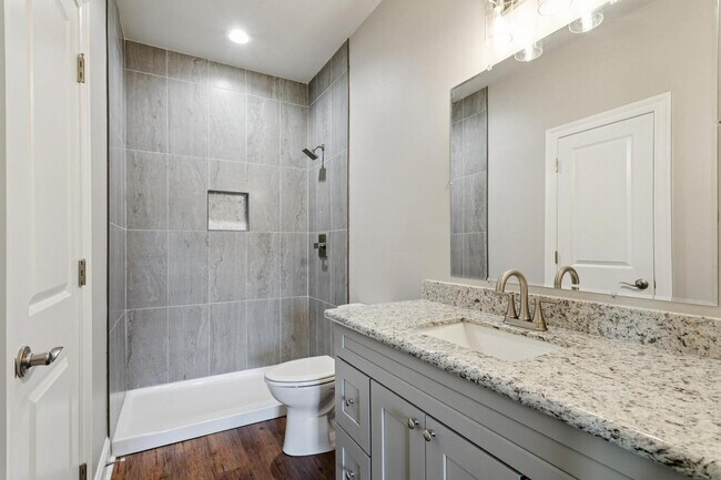 Building Photo - 518 Main St