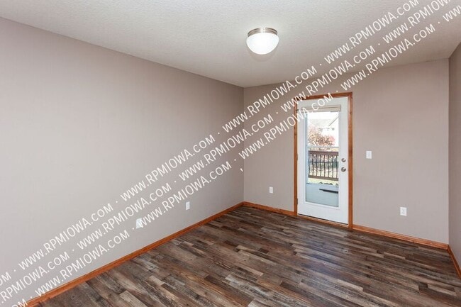 Building Photo - 738 NE Spring St