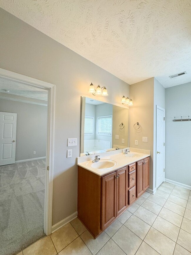 Building Photo - Gorgeous 2 Bed, 2 Bath End Unit Townhome
