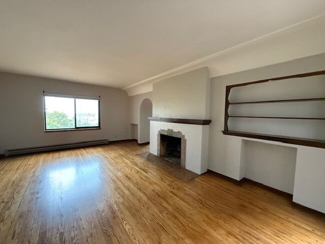 Primary Photo - Cliff Dr. Apartment - Spacious with Hardwo...