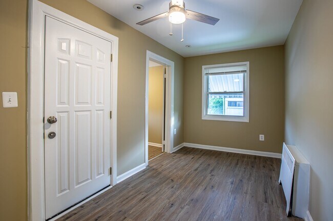 Building Photo - Charming 3 BR/3 BA Semi-Detached Home in F...