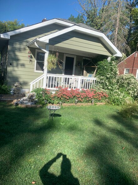 Cute little one bedroom w/three Murphy beds - 404 N Harbison Ave