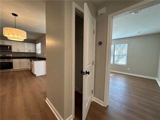 Building Photo - 1226 Beechview Dr SE