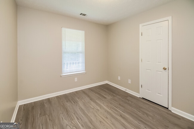 Building Photo - 8303 Lakeview Dr SW
