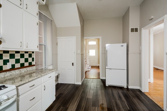 Building Photo - Fantastic 3bd/2ba home! Coming soon!