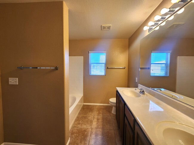 Building Photo - Charming 4-Bedroom Home in Las Vegas – Fre...