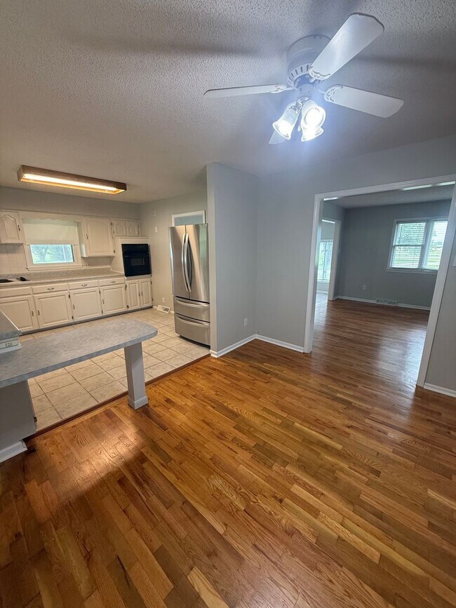 Building Photo - Charming 3-Bedroom, 3-Bathroom Farmhouse outside of Sturgeon MO - just 15 minutes from Columbia!