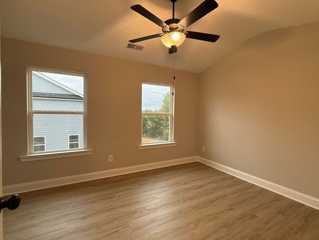 Building Photo - Brand New 3 level townhouse close to Uptown