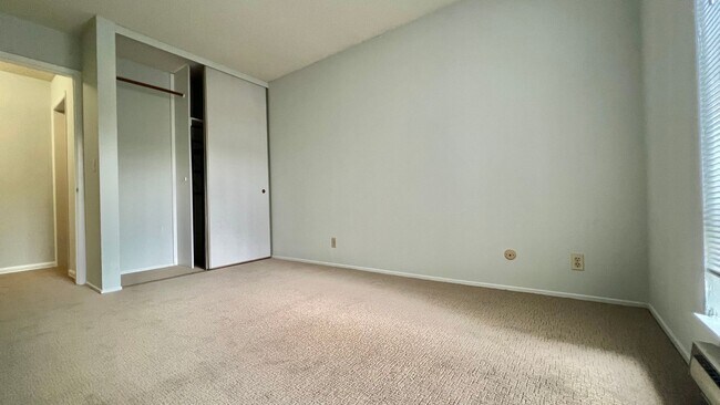 Building Photo - Well-maintained 2bd 1.5 ba  with plenty of...