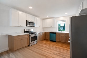 Building Photo - Beautifully Updated Two Bedroom Townhouse!