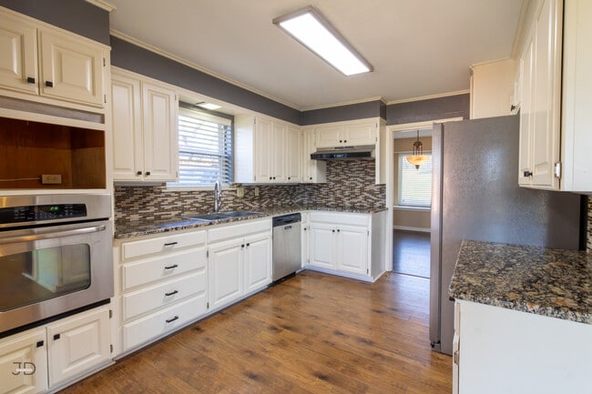 Building Photo - 4306 Briar Cliff Dr