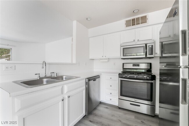 Building Photo - 3059 Key Largo Dr