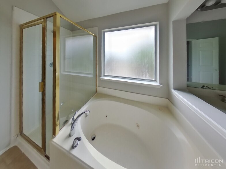 Building Photo - 1701 Pecan View Dr