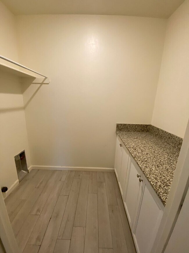 Building Photo - Spacious open and new in Kingsburg