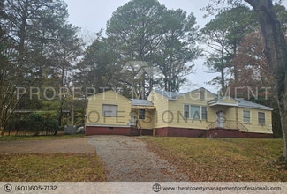 Building Photo - 2871 Fairhill Dr