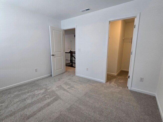 Building Photo - 5525 Hydrangea St