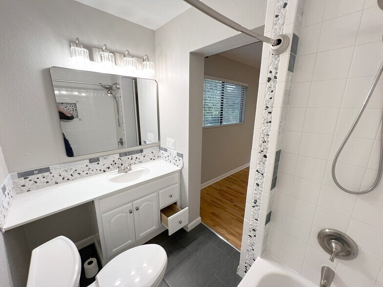 Building Photo - 6519 Illahee Rd NE