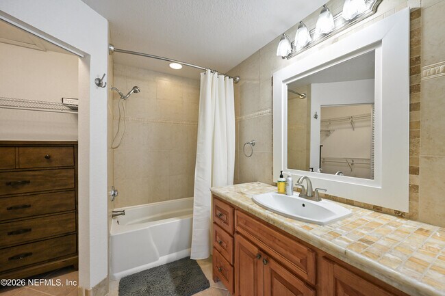 Building Photo - 13703 Richmond Park Dr N