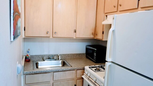 Building Photo - 1221 WELCH ST