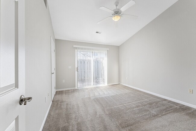 Building Photo - 737 Hilltop Ln