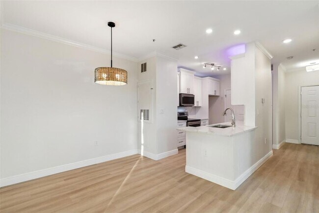 Building Photo - 5000 Culbreath Key Way