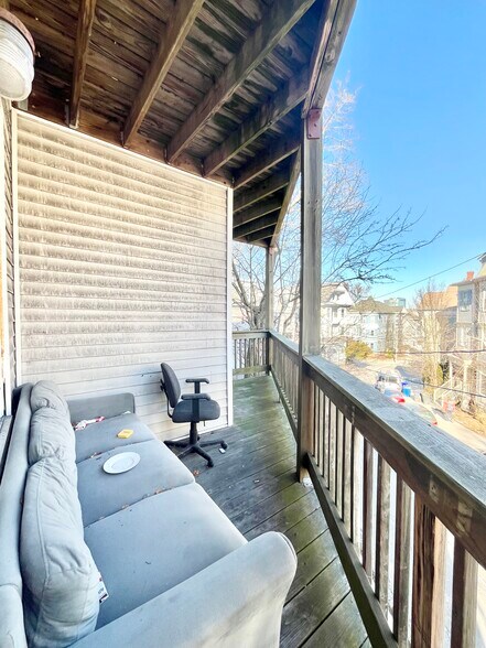 Building Photo - 5 Iroquois St