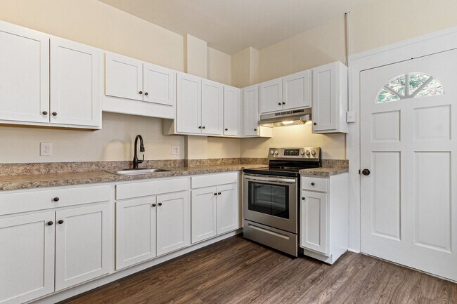 Building Photo - Spacious 5 Bedroom Home w/ Balcony, Porch & Yard Space!