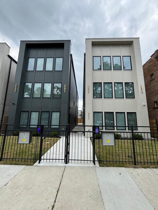 Building Photo - 6042 S Eberhart Ave