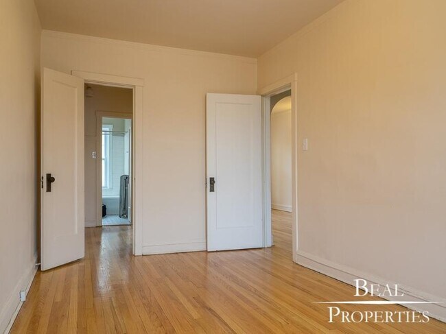 Building Photo - 1 bedroom in CHICAGO IL 60625