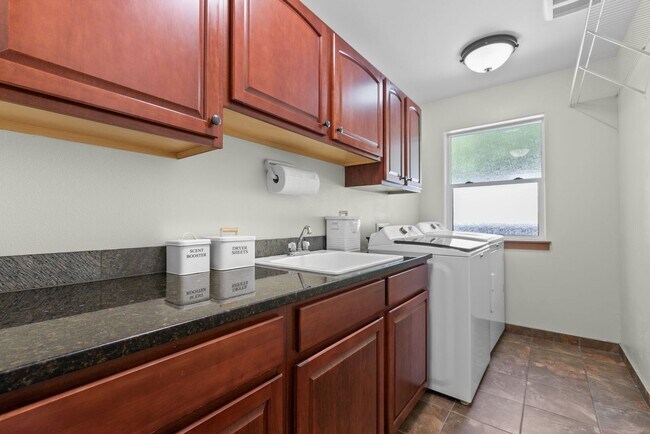 Building Photo - 3 Bed, 3 Bath Custom Built Home in Sudden Valley