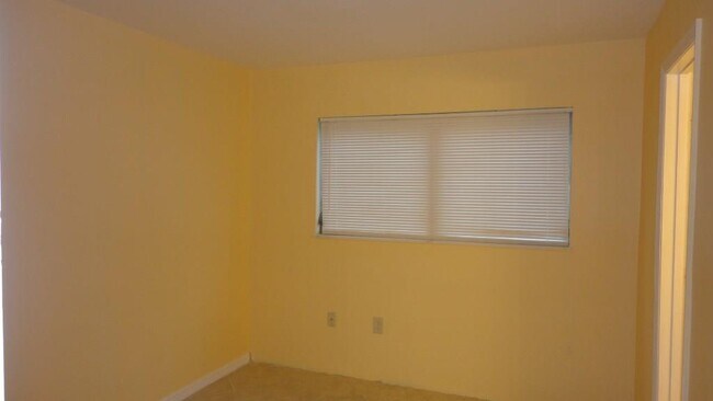 Building Photo - 1550 5th Ct