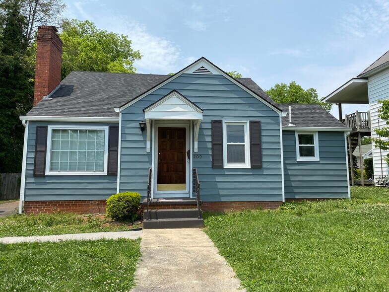 Primary Photo - 209 E Unaka Ave