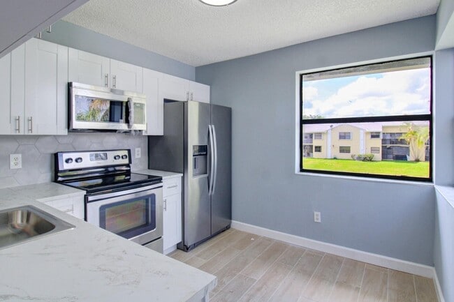 Building Photo - 960 N Franklin Ave