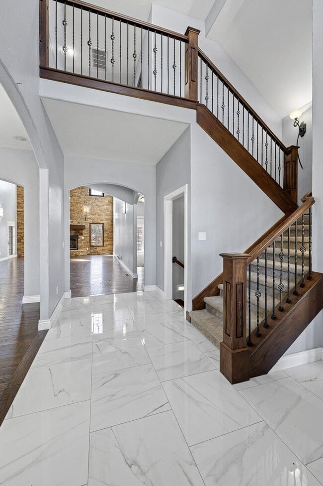 Building Photo - 5 Bedroom Dream Home!