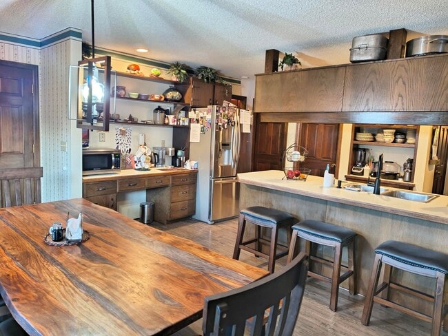 Building Photo - Spacious 4 bed, 2.5 bath with HEATED POOL ...