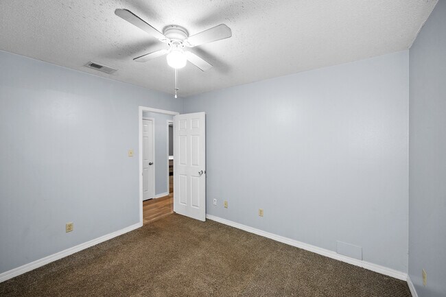 Building Photo - 115 Donna Cir
