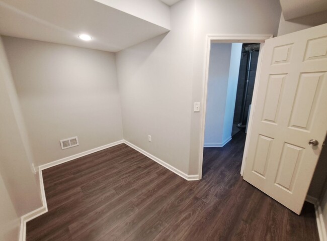 Building Photo - 3 Bed / 1-1/2 Bath Single Family Townhome ...